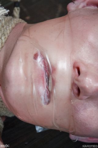 Яркая цыпочка любит устраивать жесткую мастурбацию