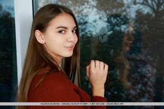 Стройная брюнетка позирует у окна и полностью раздевается, чтоб показать красивую талию и узкие щелки крупным планом
